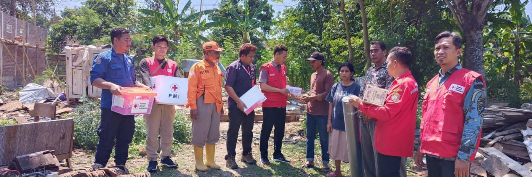 Pendampingan Penyaluran Bantuan dari PMI kepada Korban Kebakaran Desa Caruban Kecamatan Ringinarum