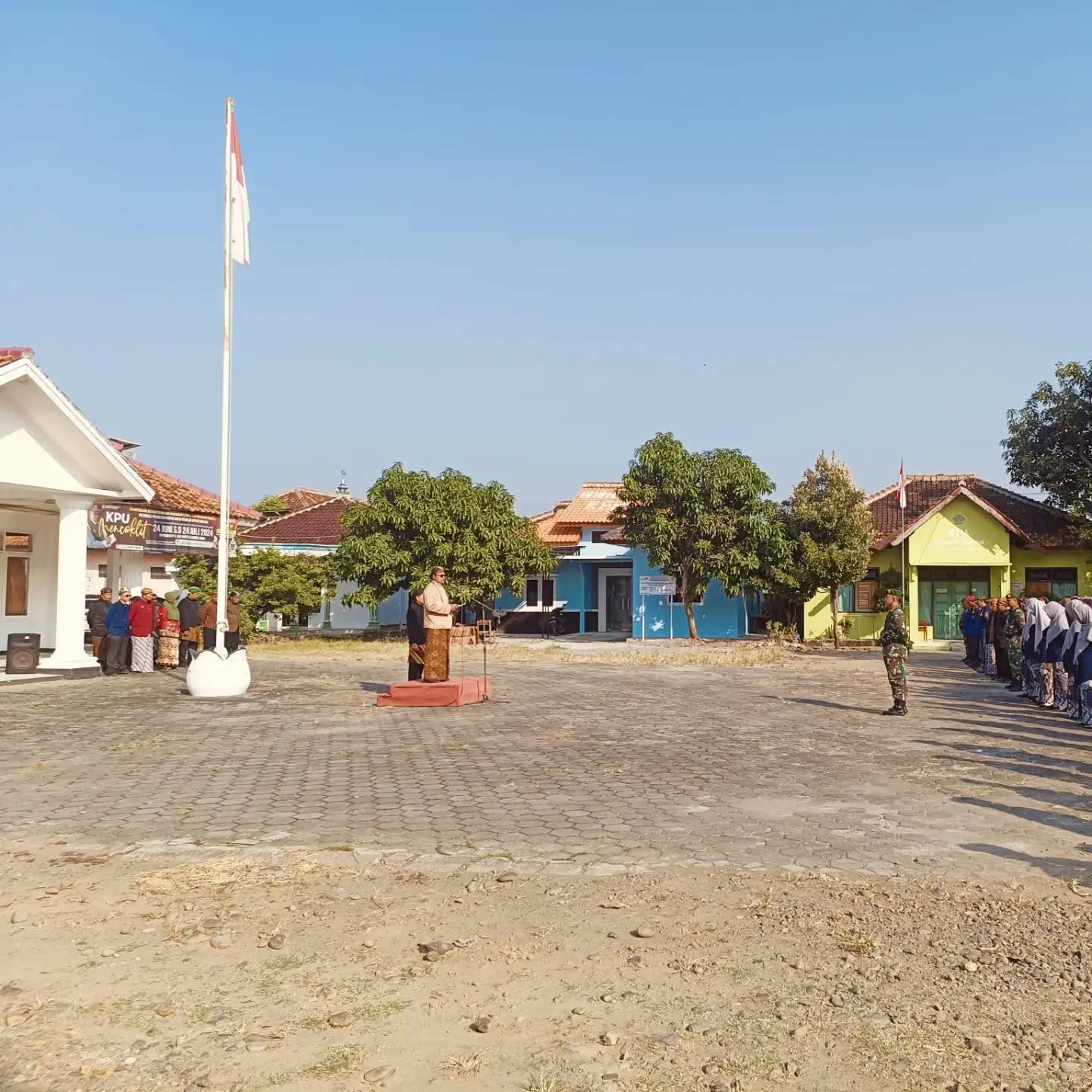 Upacara Hari Jadi Kabupaten Kendal Ke 419 Tahun 2024 di Halaman Kantor Kecamatan Ringinarum, Minggu 28 Juli 2024