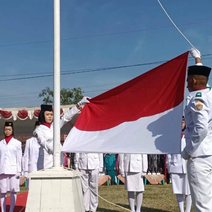 Upacara Pengibaran Bendera Merah Putih Dalam Rangka Peringatan HUT Ke 79 Kemerdekaan Republik Indonesia Tahun 2024 Tingkat Kecamatan Ringinarum